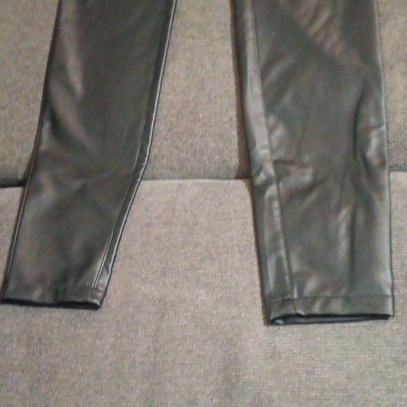 🤠Maurices Faux Leather Pants 4 Regular Like New - Picture 5 of 7